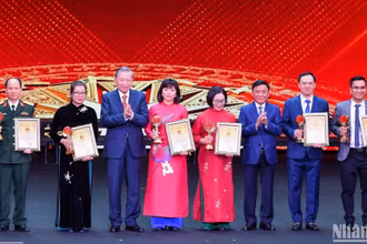 Đồng chí Tổng Bí thư Tô Lâm và đồng chí Trần Cẩm Tú, Ủy viên Bộ Chính trị, Thường trực Ban Bí thư, Chủ nhiệm Ủy ban Kiểm tra Trung ương trao giải A cho các tác giả, đại diện nhóm tác giả. (Ảnh: THÀNH ĐẠT)