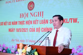 Đồng chí Nguyễn Long Hải, Ủy viên Dự khuyết Trung ương Đảng, Bí thư Đảng ủy Khối phát biểu tại hội nghị sơ kết 3 năm thực hiện Kết luận số 01 của Bộ Chính trị.