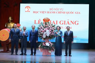 Bộ trưởng Nội vụ Phạm Thị Thanh Trà tặng hoa chúc mừng thầy và trò Học viện Hành chính Quốc gia nhân dịp khai giải năm học mới 2023-2024.