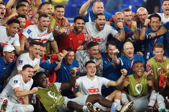 Đội tuyển Thụy Sĩ ăn mừng sau khi giành vé vào vòng 1/8 World Cup 2022. (Ảnh: Reuters)