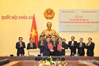 Chủ tịch Quốc hội Vương Đình Huệ và Trưởng Ban Nội chính Trung ương Phan Đình Trạc ký Quy chế phối hợp công tác giữa Đảng đoàn Quốc hội và Ban Nội chính Trung ương. (Ảnh: DUY LINH)