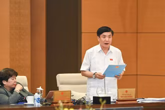 Tổng Thư ký Quốc hội, Chủ nhiệm Văn phòng Quốc hội Bùi Văn Cường báo cáo tại phiên họp. (Ảnh: DUY LINH)