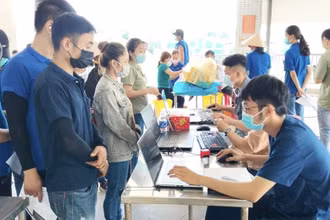 Tiêm vaccine phòng Covid-19 mũi 4 cho người dân, công nhân lao động tại Bình Dương.