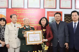 Bí thư Thành ủy Hà Nội Bùi Thị Minh Hoài trao Huy hiệu 85 năm tuổi Đảng cho đồng chí Huỳnh Đắc Hương.