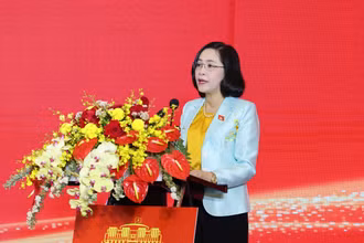 Trưởng Ban Công tác đại biểu Nguyễn Thị Thanh báo cáo tổng kết tình hình tổ chức và hoạt động của Hội đồng nhân dân các tỉnh, thành phố trực thuộc trung ương năm 2023 và phương hướng, nhiệm vụ công tác năm 2024. (Ảnh: DUY LINH)