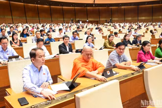 Đại biểu Quốc hội biểu quyết thông qua Nghị quyết thí điểm một số cơ chế, chính sách đặc thù về đầu tư xây dựng công trình giao thông đường bộ. (Ảnh: DUY LINH)