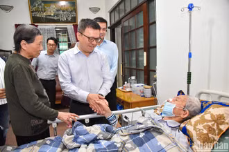 Đồng chí Lê Quốc Minh, Ủy viên Trung ương Đảng, Tổng Biên tập Báo Nhân Dân ân cần hỏi thăm sức khỏe của Trung tướng Chu Duy Kính. (Ảnh: NHẬT QUANG)