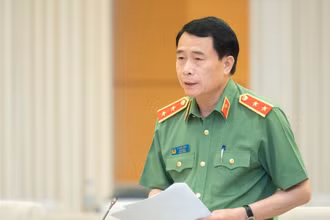 Thứ trưởng Công an Lê Quốc Hùng phát biểu ý kiến tại phiên họp của Ủy ban Thường vụ Quốc hội chiều 10/4. (Ảnh: DUY LINH)
