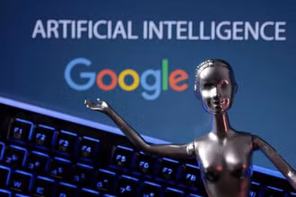 Việc tích hợp trí tuệ nhân tạo sẽ giúp tăng cường khả năng cho trợ lý ảo của Google. (Ảnh: Reuters)
