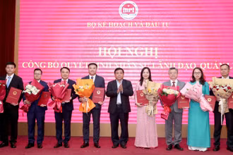 Bộ trưởng Kế hoạch và Đầu tư Nguyễn Chí Dũng chụp ảnh cùng các cán bộ được điều động, bổ nhiệm. (Ảnh: ĐỨC TRUNG)