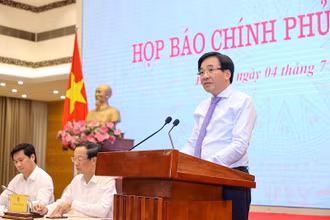 Bộ trưởng, Chủ nhiệm Văn phòng Chính phủ Trần Văn Sơn cung cấp thông tin tới báo chí tại Họp báo. (Ảnh: VGP)