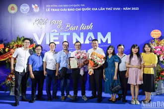 Mùa giải Báo chí quốc gia năm nay, Liên chi hội Nhà báo Báo Nhân Dân vinh dự được trao 2 giải B, 4 giải C và 2 giải Khuyến khích, trong đó có loạt bài "Bom mìn - Cuộc chiến trăm năm trong lòng đất Quảng Trị" của tác giả Trần Sơn Bách (Báo Nhân Dân điện tử, giải C).