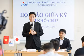 Ông Sugano Yuichi, Trưởng Đại diện Văn phòng JICA Việt Nam phát biểu tại họp báo.