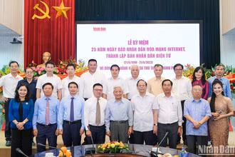 Các đại biểu chụp ảnh lưu niệm tại Lễ kỷ niệm 25 năm Ngày Báo Nhân Dân hòa mạng Internet, thành lập Ban Nhân Dân điện tử và đón nhận Bằng khen của Thủ tướng Chính phủ, tại Hà Nội chiều 13/6. (Ảnh: THÀNH ĐẠT)