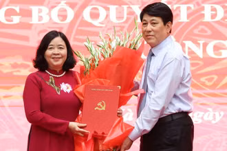 Thường trực Ban Bí thư Lương Cường trao quyết định cho đồng chí Bùi Thị Minh Hoài.