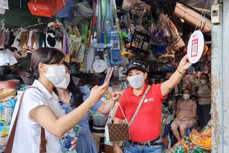 Mã QR giúp việc thanh toán của người dân trở nên thuận lợi hơn.