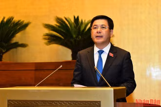 Bộ trưởng Công thương Nguyễn Hồng Diên trình bày Tờ trình về dự án Luật Bảo vệ quyền lợi người tiêu dùng (sửa đổi). (Ảnh: THỦY NGUYÊN)