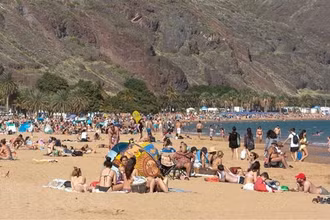 Người dân tránh nóng trên bãi biển ở Santa Cruz de Tenerife, Tây Ban Nha. (Ảnh: AFP/TTXVN)