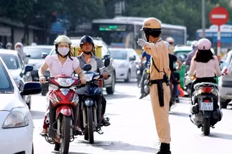 Luật Trật tự, an toàn giao thông đường bộ vừa được Quốc hội khóa XV thông qua quy định chi tiết độ tuổi, sức khỏe và điều kiện của người điều khiển phương tiện tham gia giao thông đường bộ. (Ảnh minh họa)