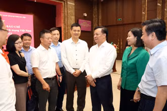 Lãnh đạo thành phố Hà Nội trò chuyện với đại diện các cơ quan báo chí.
