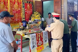 Công an huyện Bố Trạch viếng người tử nạn.