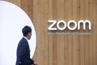 Doanh thu của Zoom ước tăng 6,7% trong năm tài khóa 2022, nhưng lợi nhuận ước giảm 38%. (Ảnh: Reuters)