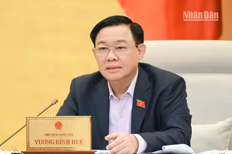 Chủ tịch Quốc hội Vương Đình Huệ phát biểu ý kiến tại phiên họp Ủy ban Thường vụ Quốc hội sáng 14/12. (Ảnh: DUY LINH)