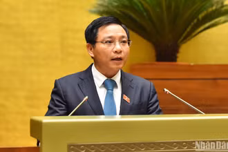 Bộ trưởng Giao thông Vận tải Nguyễn Văn Thắng trình bày tờ trình về dự án Luật Đường bộ. (Ảnh: THỦY NGUYÊN)