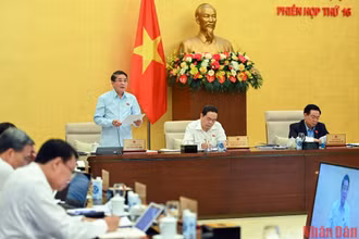 Phó Chủ tịch Quốc hội Nguyễn Đức Hải điều hành nội dung thảo luận trong phiên họp Ủy ban Thường vụ Quốc hội sáng 12/10.