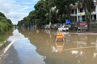 Nước dâng cao khiến cho đường gom Đại lộ Thăng Long bị ngập sâu, các phương tiện không thể di chuyển.