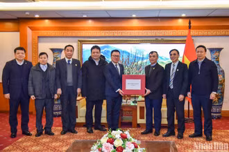 Tổng Biên tập Báo Nhân Dân Lê Quốc Minh trao những món quà Tết ý nghĩa từ Báo Nhân Dân đến tập thể lãnh đạo, cán bộ, nhân viên Trung ương Hội Cựu chiến binh Việt Nam. (Ảnh: NHẬT QUANG)