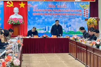 Bí thư Huyện ủy Nguyễn Tiến Minh phát biểu tại hội nghị sáng 22/12.