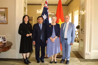 Bộ trưởng Kế hoạch và Đầu tư Nguyễn Chí Dũng và Bộ trưởng Thương mại và Du lịch Australia Don Farrell (ngoài cùng bên phải).