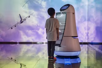Một robot hướng dẫn hành khách tại sân bay quốc tế Seoul. (Ảnh: Getty Images)