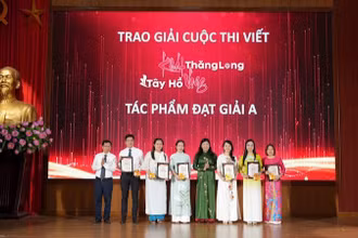 Ban Tổ chức trao giải A cho các tác giả, nhóm tác giả.