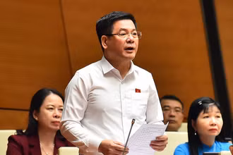 Bộ trưởng Công thương Nguyễn Hồng Diên giải trình vấn đề liên quan đến cung ứng xăng dầu trong phiên họp sáng 5/11. (Ảnh: THỦY NGUYÊN)