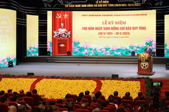 Bí thư Thành ủy Hà Nội Đinh Tiến Dũng đọc diễn văn tại lễ kỷ niệm.