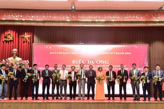 Lãnh đạo Thành ủy Hà Nội chúc mừng những doanh nghiệp tiêu biểu thực hiện tốt Nghị quyết số 09 của Thành ủy Hà Nội.