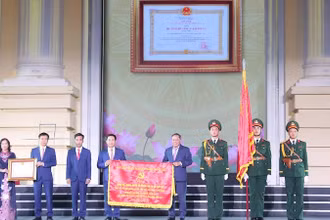 Thường trực Thành ủy Hà Nội trao tặng các phần thưởng cao quý cho Đảng bộ, chính quyền và nhân dân thị xã Sơn Tây.