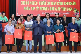 Thủ tướng Phạm Minh Chính tặng quà hộ nghèo, người có hoàn cảnh khó khăn trên địa bàn thành phố Chí Linh, tỉnh Hải Dương nhân dịp Tết Giáp Thìn 2024. (Ảnh: TRẦN HẢI)