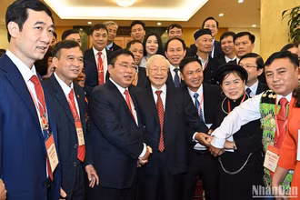 Tổng Bí thư Nguyễn Phú Trọng với các đại biểu tham dự buổi gặp mặt.
