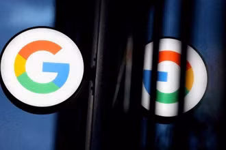 Logo của Google bên ngoài cửa hàng Google Store Chelsea ở Manhattan, New York, Mỹ. (Ảnh: Reuters)