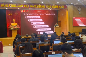 Giảng viên giới thiệu các chức năng và hướng dẫn sử dụng phần mềm theo dõi tiến trình đại hội đảng bộ các cấp.