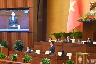 Bộ trưởng Thông tin và Truyền thông Nguyễn Mạnh Hùng trả lời chất vấn của đại biểu Quốc hội, ngày 12/11. (Ảnh: DUY LINH)