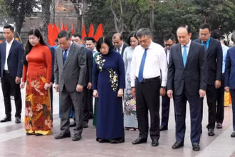 Lãnh đạo thành phố Hà Nội thành kính tưởng nhớ V.I.Lênin.