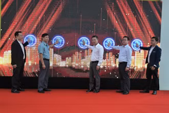 Các đại biểu bấm nút chính thức đưa vào vận hành Busmap Ha Noi.