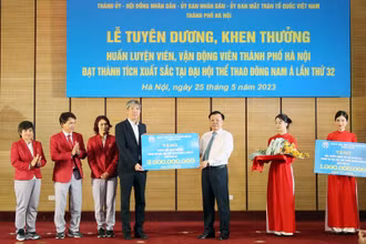 Bí thư Thành uỷ Hà Nội Đinh Tiến Dũng trao thưởng cho Đoàn thể thao Hà Nội tham dự SEA Games 32.