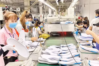 Thời gian qua, công đoàn các cấp đã có nhiều hoạt động chăm lo, hỗ trợ người lao động bị ảnh hưởng việc làm do doanh nghiệp gặp khó khăn về đơn hàng. (Ảnh minh họa)