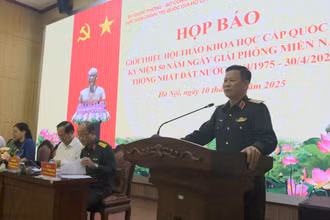 Thiếu tướng Tống Văn Thanh, Phó Cục trưởng Cục Tuyên huấn, Tổng cục Chính trị Quân đội nhân dân Việt Nam phát biểu khai mạc họp báo. (Ảnh: NINH CƠ)