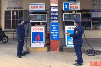 Lực lượng quản lý thị trường Hà Nội kiểm tra hoạt động kinh doanh xăng dầu trên địa bàn.